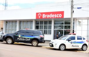 Bandidos invadem agência bancária de Costa Rica em plena luz do dia e roubam dinheiro de cofre
