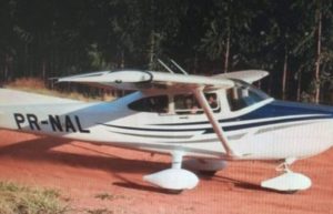 Bandidos invadem hangar, roubam avião e sequestram piloto em cidade de MS