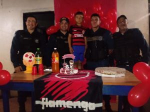 Policiais militares de Sonora aparecem de surpresa em aniversário de criança que sonha em ser PM