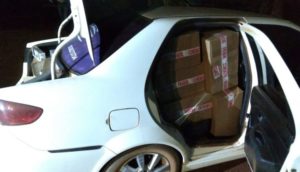 Taxista e passageiro são presos levando cigarros contrabandeados