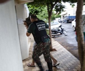 PM que matou esposa e suposto amante se entrega para polícia