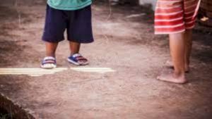 Torturado pela mãe, menino de 4 anos disse que teve pedras e bicicleta arremessadas contra ele 