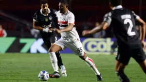 São Paulo bate Botafogo e mantém embalo dentro de campo enquanto é lesado por Casares fora dele
