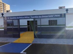 Homem surta e invade batalhão da Polícia Militar com uma faca